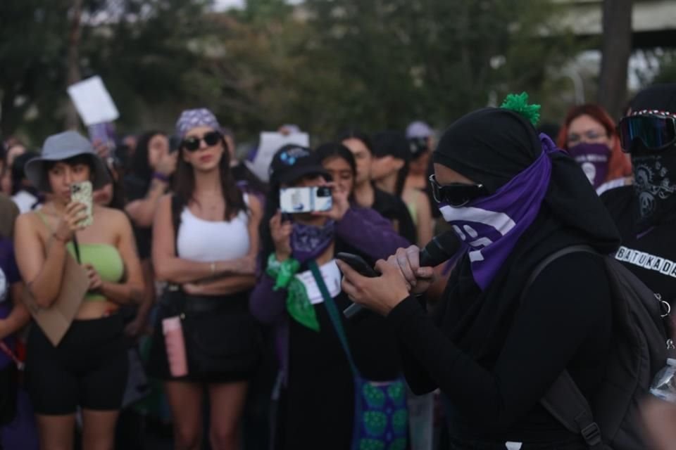 Una estudiante de la UTEG tomó la palabra para hablar sobre la muerte de dos mujeres en el plantel Olímpica.