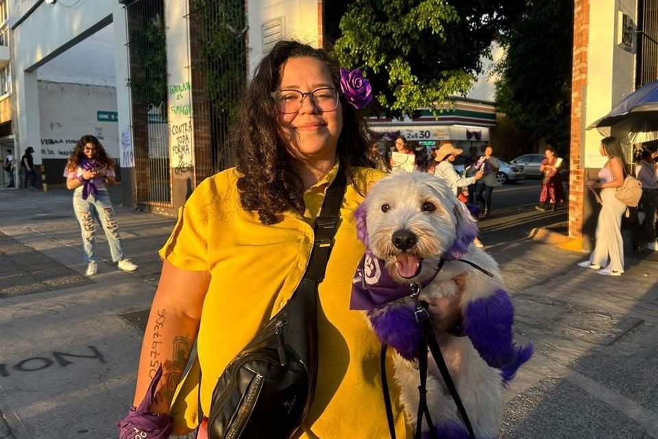 Manifestantes llevaron a sus mascotas.