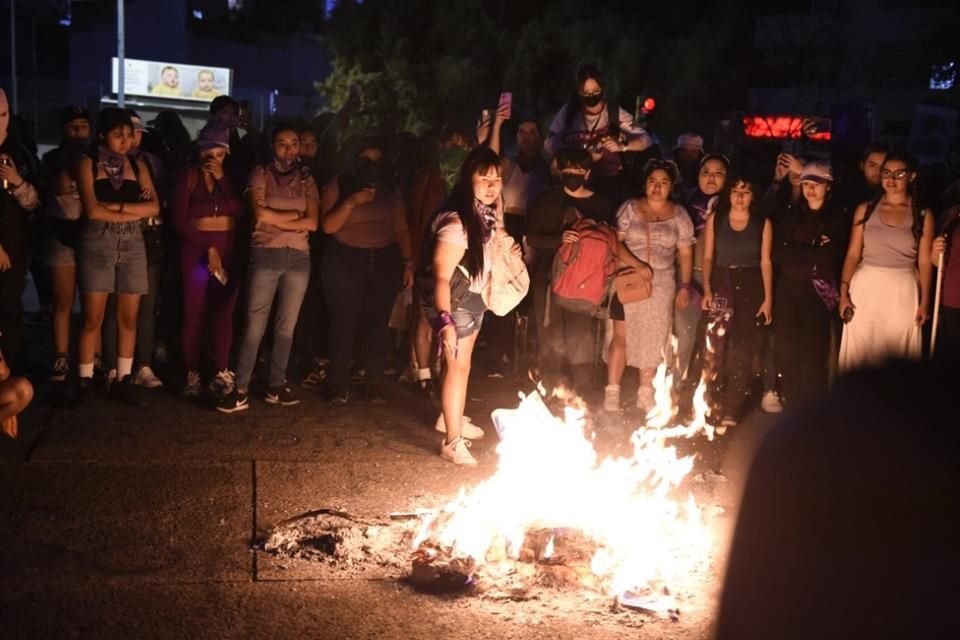Con gritos como 'No estás sola' las mujeres hicieron la quema del patriarcado.