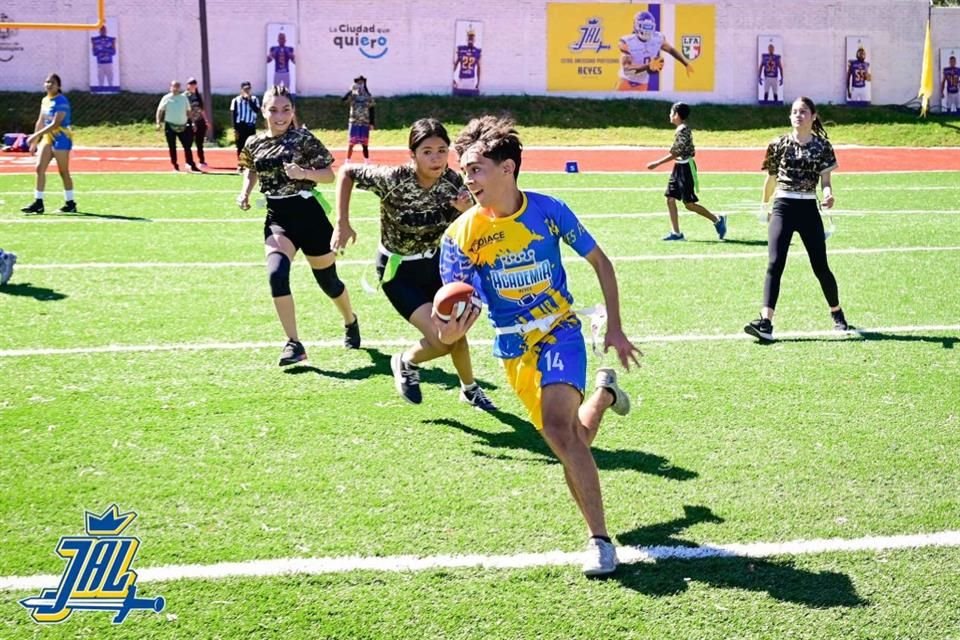 Tienen Reyes su Academia para enseñar la disciplina y nobleza del futbol americano