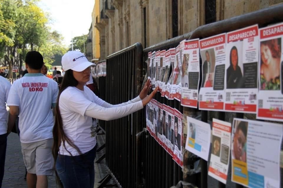 Ayer Luz de Esperanza colocó más fichas de desaparecidos.