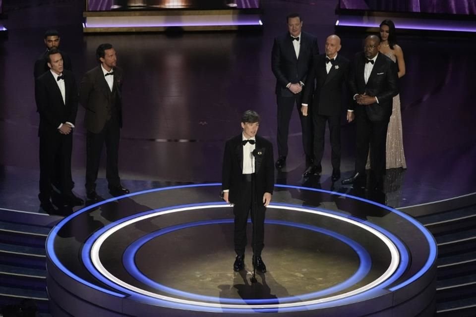 Nicolas Cage, Matthew McConaughey, Brendan Fraser, Ben Kingsley y Forest Whitaker observan como Cillian Murphy se lleva el premio a Mejor Actor.