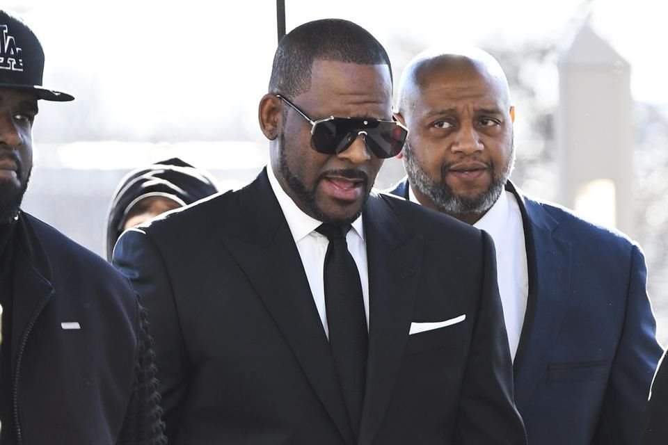 El juicio en Nueva York de R. Kelly se atrasó unos días a petición de su nuevo equipo legal, que alegó que no tenía tiempo suficiente para armar su defensa.