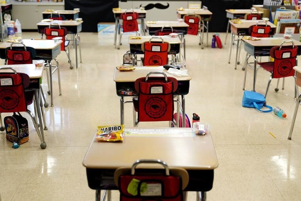 Los CDC dijeron que las escuelas deben seguir implementando el cubrebocas para las personas no vacunadas.