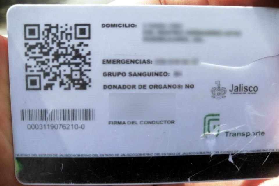 El hombre chocó su Versa con un Mitsubishi, pero la licencia que presentó era falsa.
