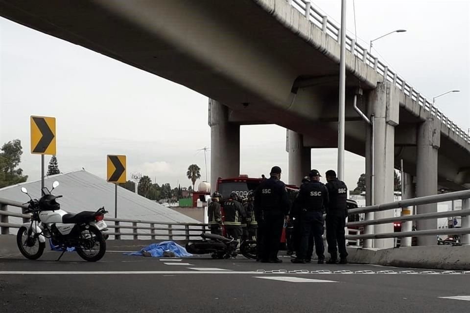 Un motociclista que intentó rebasar un Metrobús terminó arrollado por este, tras lo cual murió, en el distribuidor vial de Muyuguarda, hacia Cafetales.