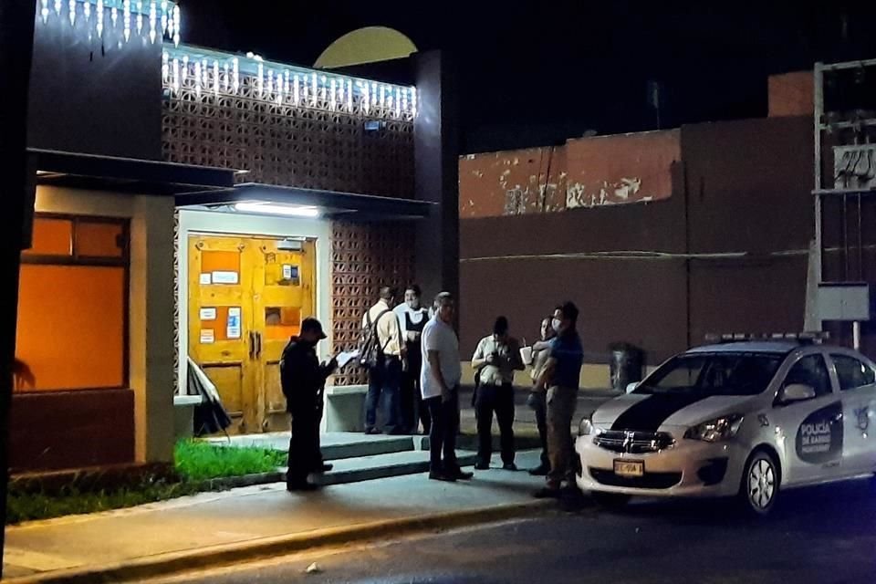 Los dos pistoleros irrumpieron en el negocio donde a balazos intimidaron a clientes y empleados.
