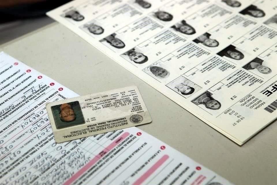 Según el proyecto presentado a la Comisión Nacional de Vigilancia del INE, de los 40 elementos de información, identificación y seguridad que tiene la credencial, se elimina uno y se suman seis.