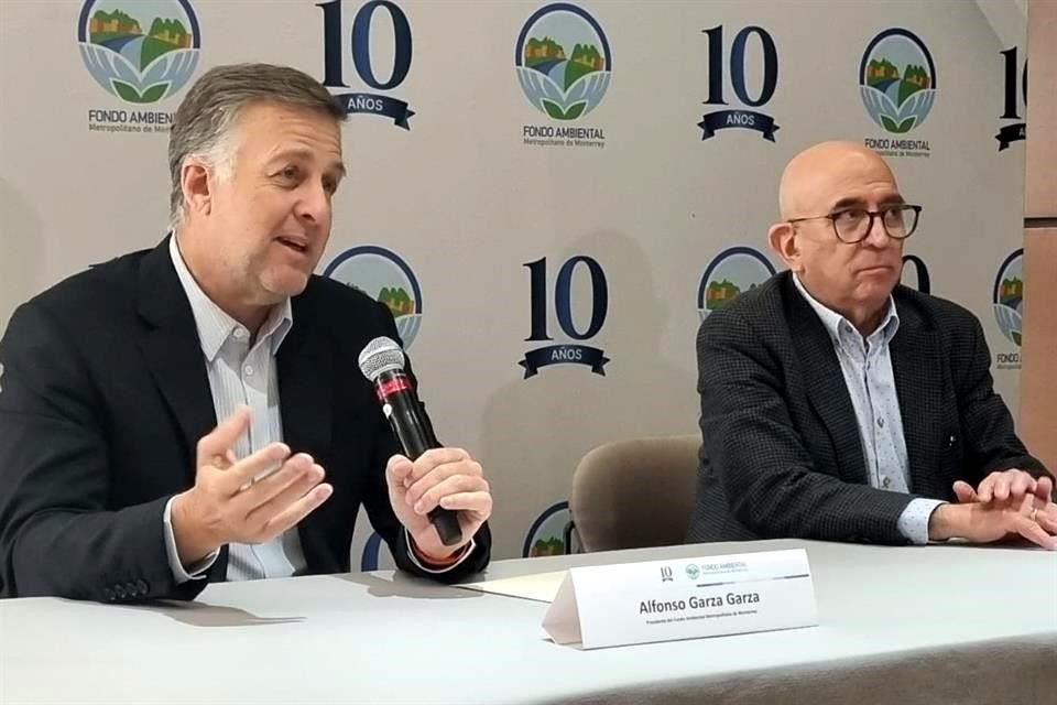 Alfonso Garza Garza (izq.) y César Chávez, presidente y director, respectivamente, del Fondo Ambiental Metropolitano de Monterrey.