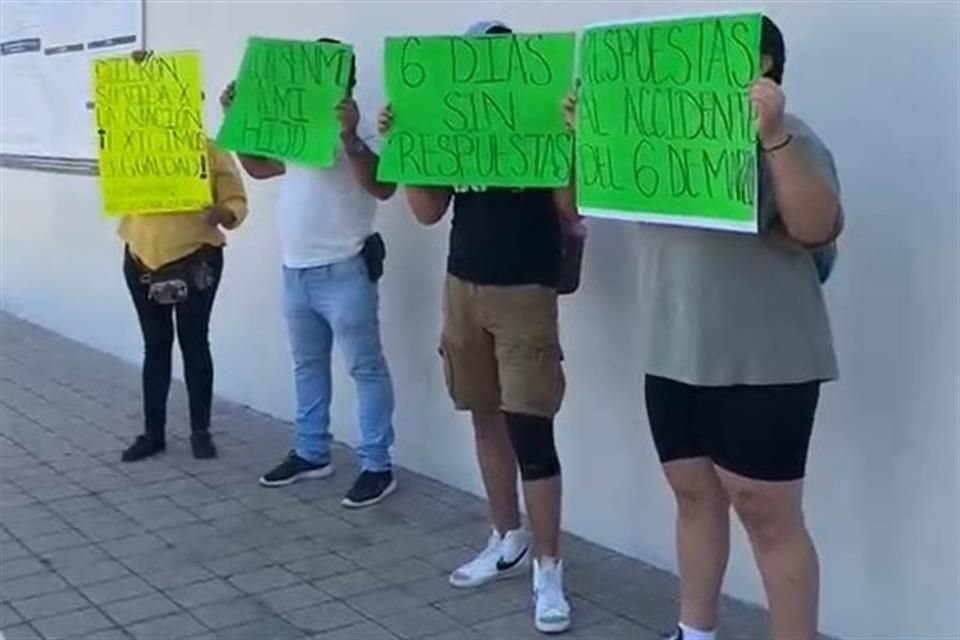 Afuera de una sede de la Semar en Manzanillo, la familia de Emiliano Navarro Martínez, marino desaparecido en altamar, gritó por ayuda.