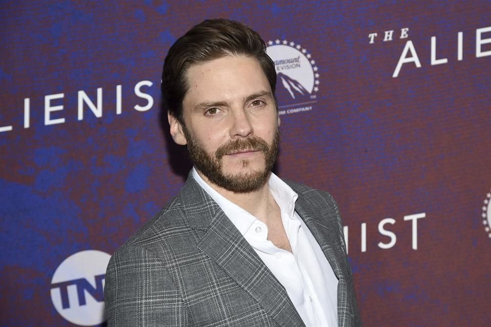 Daniel Brühl interpretará al famoso diseñador.