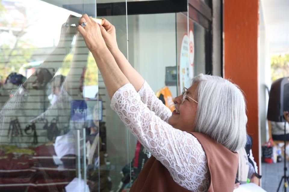 Graciela Márquez Colín pega calcomanía del Censo Económico 2024.