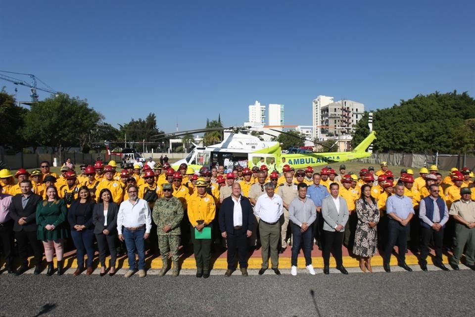 Funcionarios del área ambiental y de emergencias, en el helipuerto de Casa Jalisco.