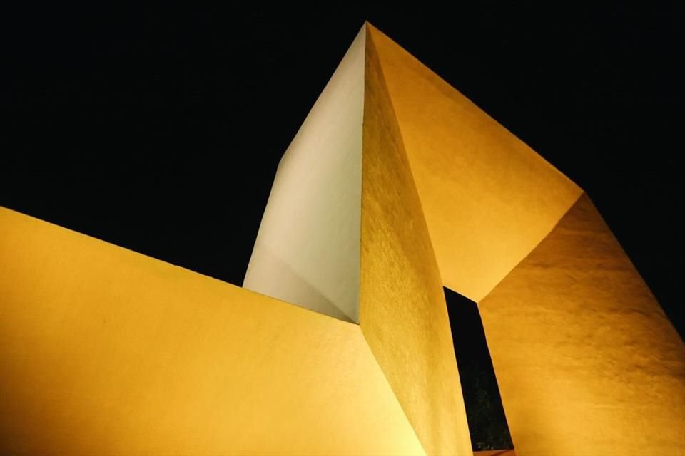 La exhibición recordará el legado del arquitecto y escultor Fernando González Gortázar, autor de 'La Gran Puerta'.