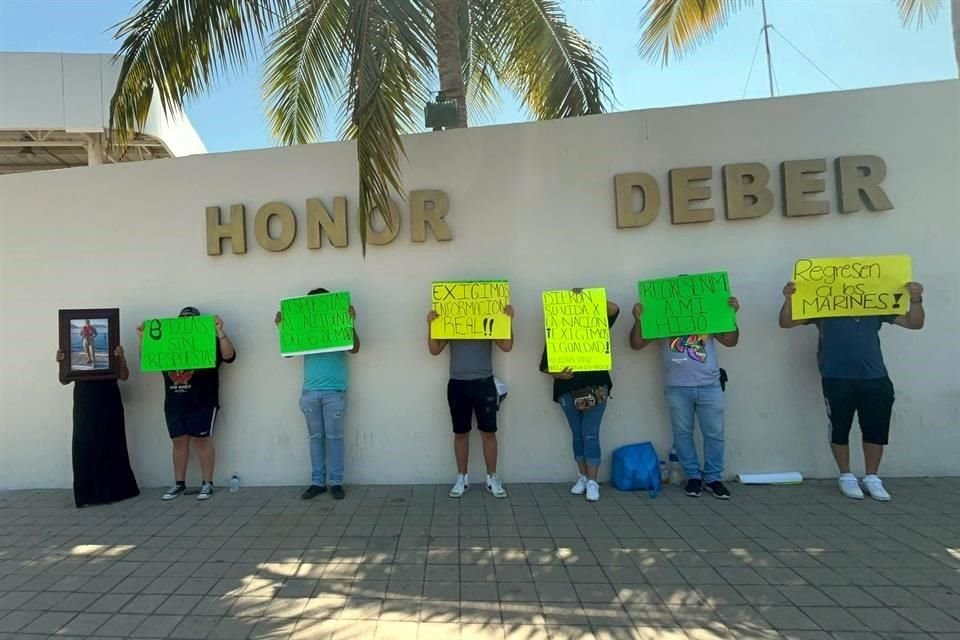 Los familiares protestaron frente a la Décima Región Naval.