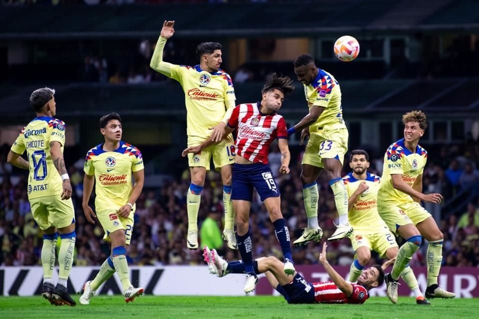Las Chivas vencieron 3-2 al America en el Estadio Azteca, pero las Águilas avanzaron a Cuartos de Concachampions gracias al global de 5-3.