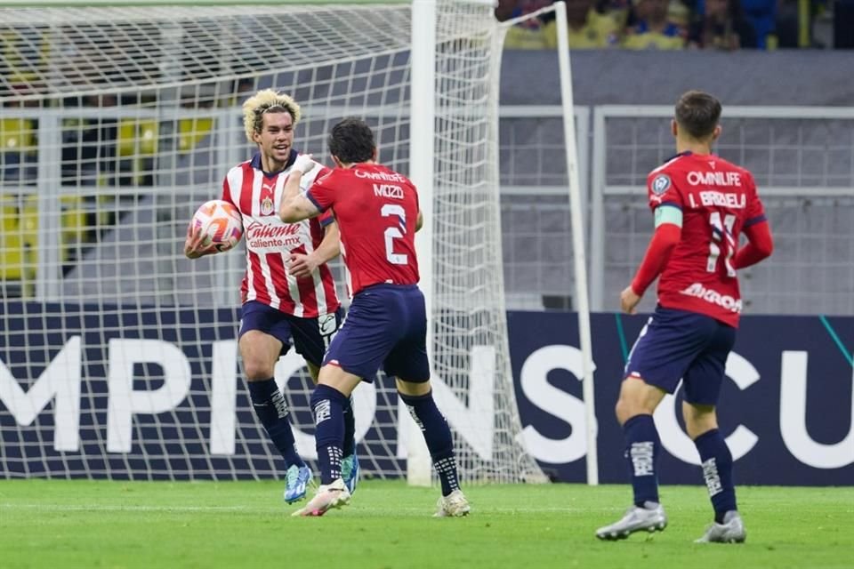 Chivas opuso resistencia y venció 3-2 al América, pero fue insuficiente en el global (5-3) para evitar la eliminación de la Concachampions.