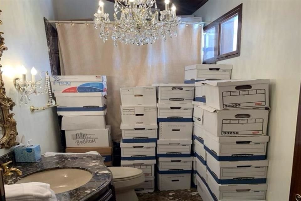 Esta imagen, que forma parte de la acusación al ex Presidente Donald Trump, muestra cajas de documentos en un baño de la finca Mar-a-Lago de Trump en Palm Beach, Florida.