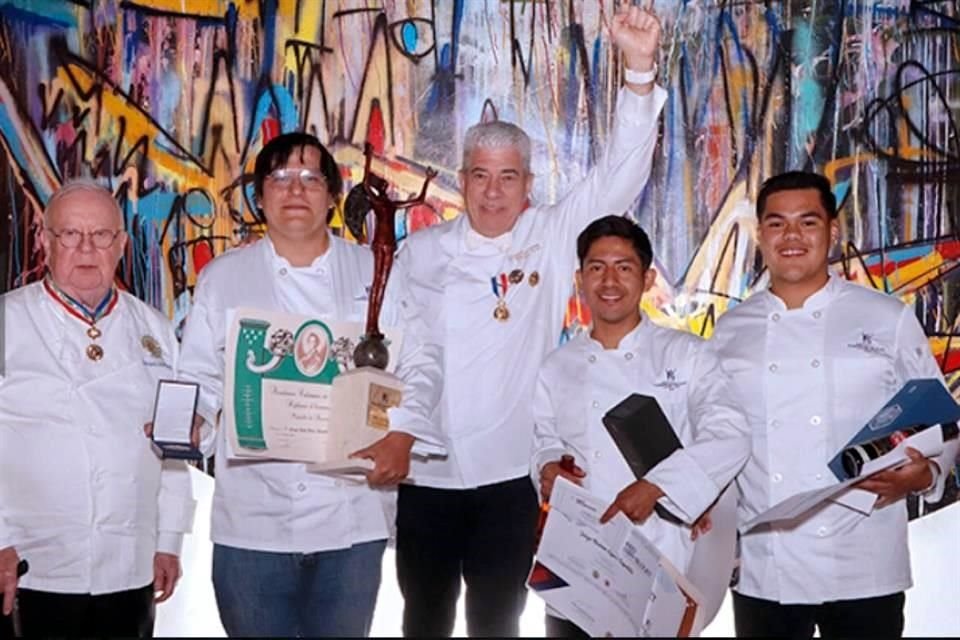 Los ganadores del concurso Thierry Blouet en GDL. De izquierda a derecha: Gerard Dupont, Omar Pérez (primer lugar), Thierry Blouet, Jorge López (segundo) y Eross Garduño (tercero).