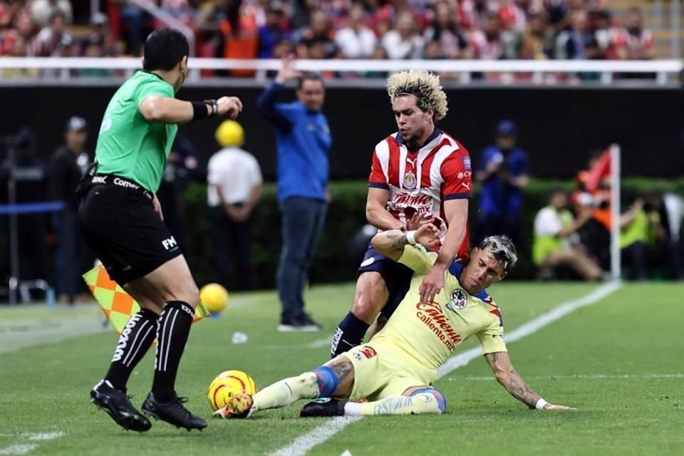 Ambos equipos pelearon cada balón.