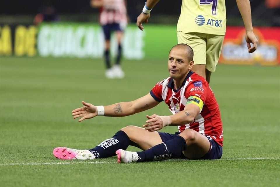 Chicharito Hernández durante el partido de Chivas vs América en el Estadio AKRON.