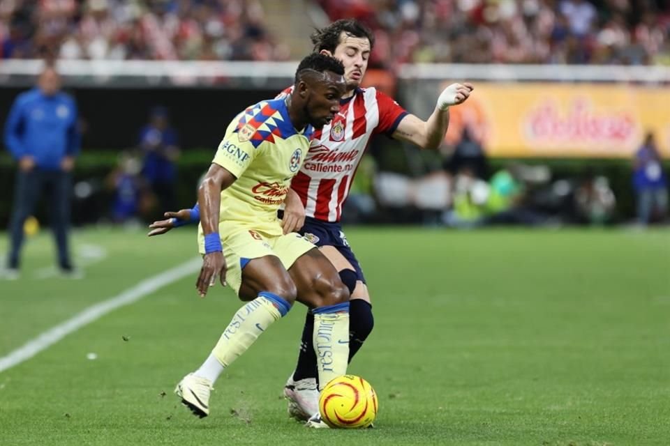 Julián Quiñones durante Chivas vs América en el Estadio AKRON.