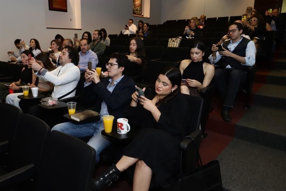 Consejeros de Mural observan el debate de los candidatos al gobierno de Jalisco.