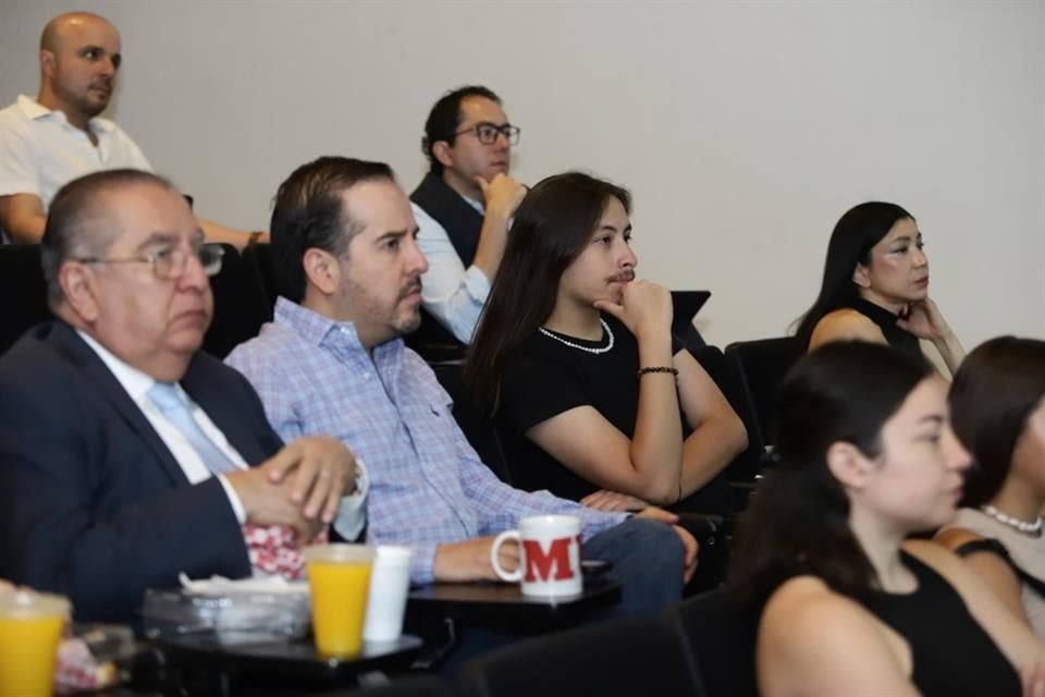 Consejeros de Mural observan el debate de los candidatos al gobierno de Jalisco