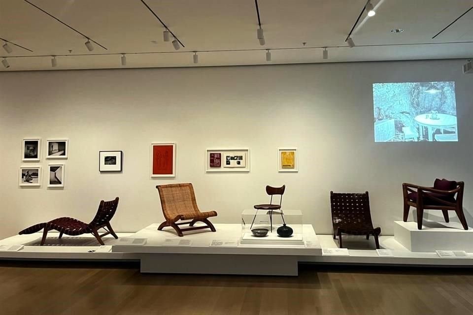 Las piezas de Luis Barragán (cinco fotografías de su trabajo) y silla de Mathias Goeritz están expuestas en el MoMA.