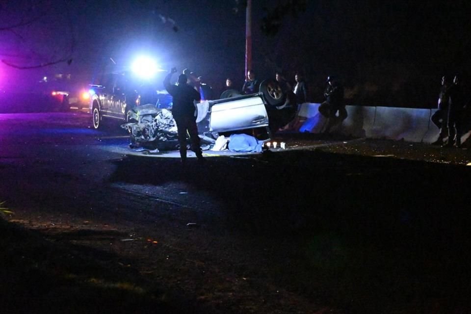 Una camioneta circulaba por Periférico, en Tonalá, cuando una de sus llantas trepó a la barrera de contención, lo que la hizo volcar.