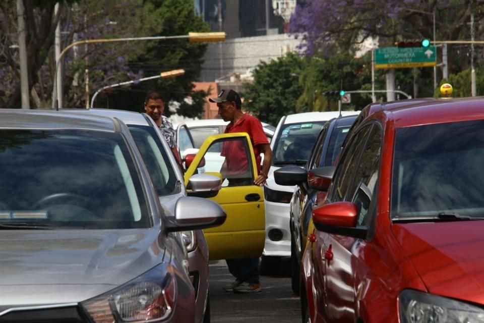 Más de 100 automóviles acompañaron al ataúd en el cortejo fúnebre durante la protesta.
