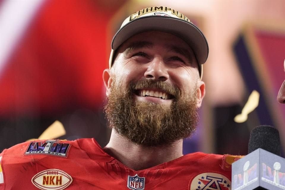 Travis Kelce, jugador de fútbol de los Kansas City Chiefs, ha gastado más de 7 millones 800 mil dólares desde hace un año, cuando comenzó su romance con la estrella de pop Taylor Swift.