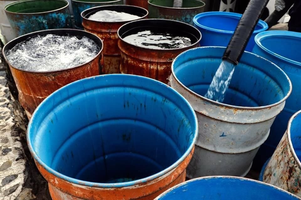 En el pueblo de Santa Cecilia Tepetlapa, de Xochimilco, en la CDMX, la gente recurre al abasto de agua por pipa.