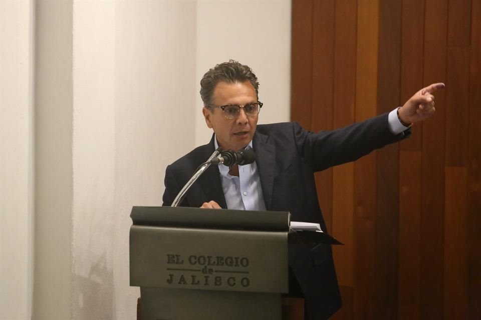 Pablo Lemus durante la firma de compromisos por la integridad.