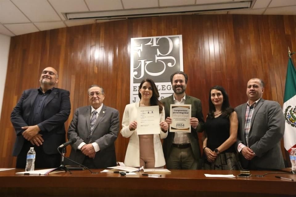 Haro suscribió ante notario público siete compromisos en materia de combate anticorrupción.