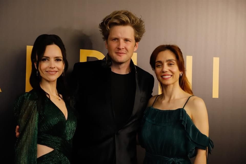 Alexander Acha también estuvo presente en la alfombra de 'Cabrini'.