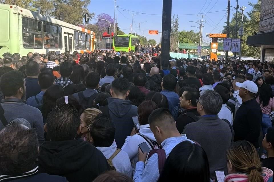 'Técnicos laboran en la revisión en el aparato de cambio de vía de Línea 7, por lo que no se ofrece servicio de San Joaquín a Constituyentes', informó el Sistema de Transporte Colectivo (STC).