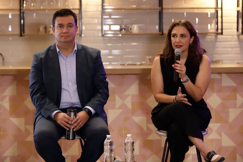 Roberto Arechederra secretario de desarrollo económico y Nora Martin directora del premio al emprendimiento.