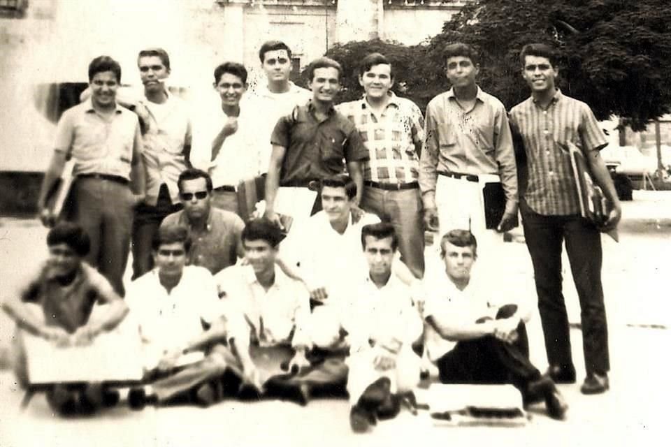 Clase de dibujo en 1966 de la Primera generación de Arquitectura ITESO.