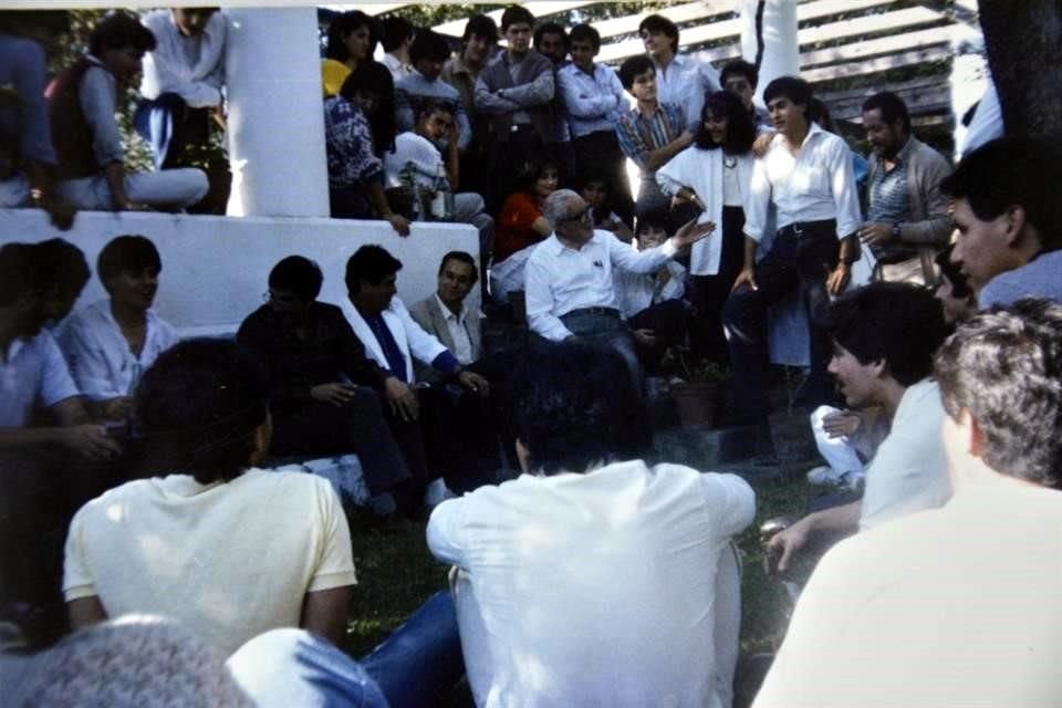 Comida de bienvenida en la granja de Ignacio Díaz Morales (centro) en Zapopan. Imagen de 1989.