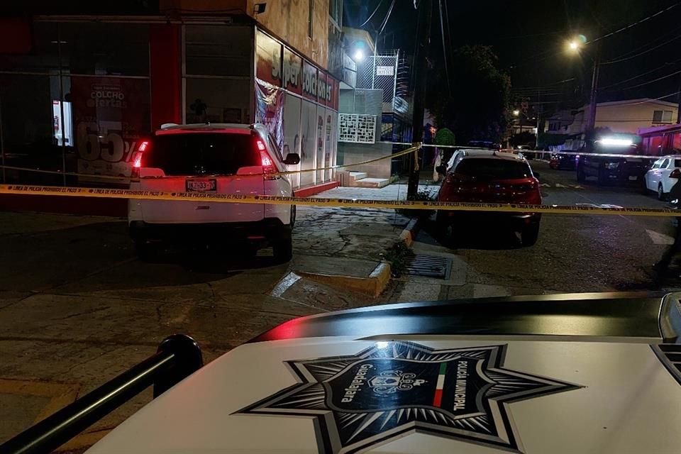 Tras el reporte de robo, autoridades buscaron a los responsables y al dar con ellos, los criminales intentaron atacarlos con arma de fuego pero los policías respondieron en defensa y los hirieron.