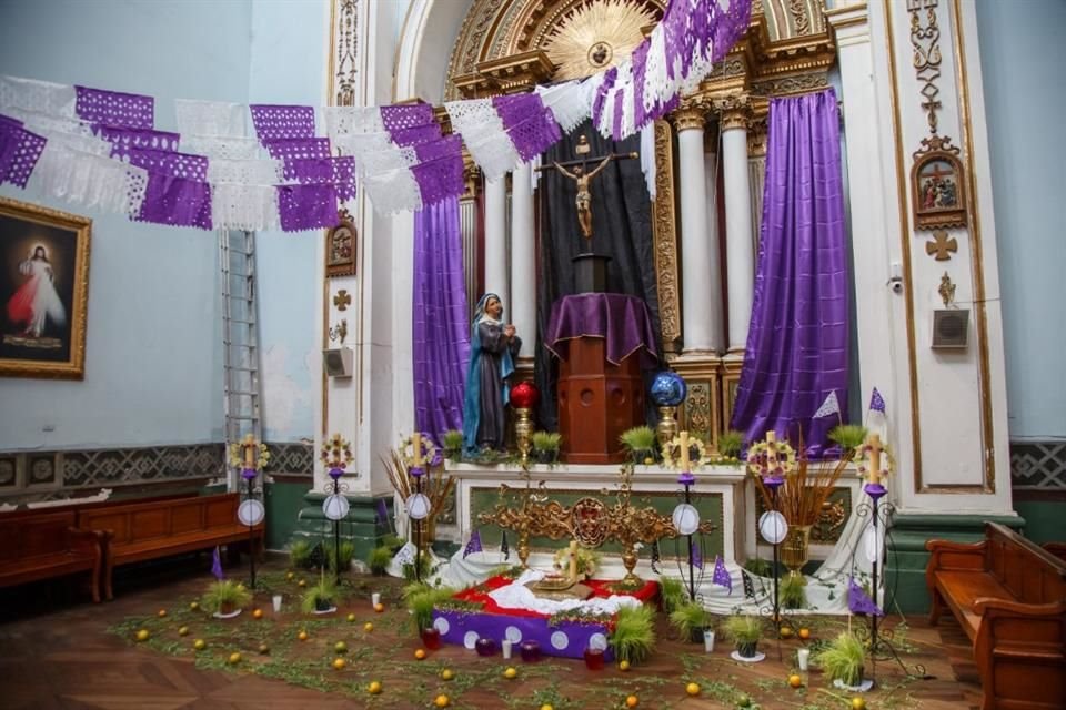 Montan altares religiosos en diferentes recintos.