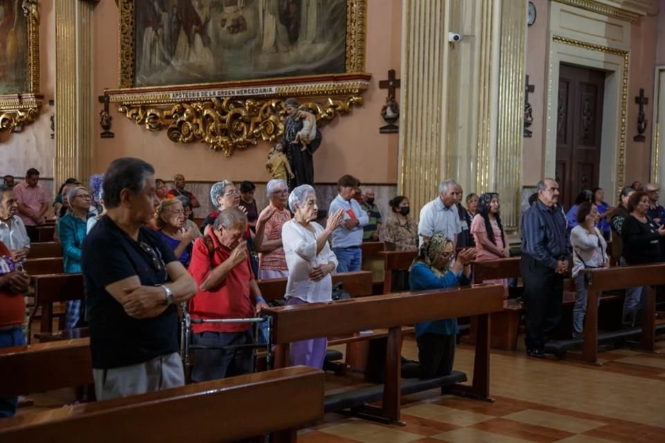 Fieles acuden a misa de diferentes recintos religiosos.