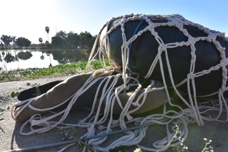 Como muestra eco-artística y a manera de protesta, fue lanzada al Río Santiago 'Medusa', una obra elaborada con cabello humano.