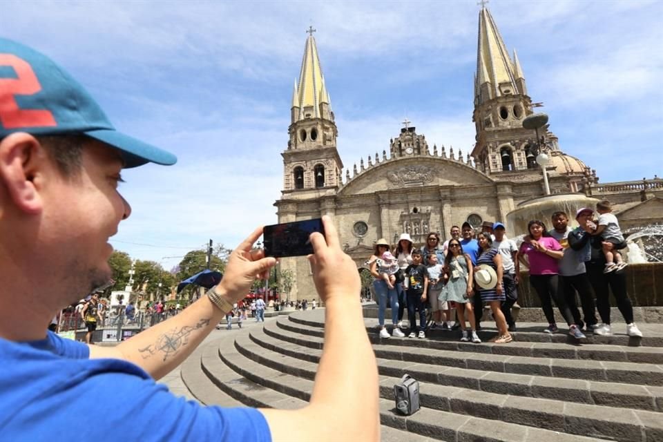 Integrantes de la familia Hernández visitan por dos días Guadalajara, procedentes de Michoacán.