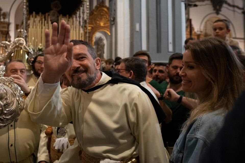 Antonio Banderas y  Nicole Kimpelt asistieron a la procesión que fue cancelada de último minuto.