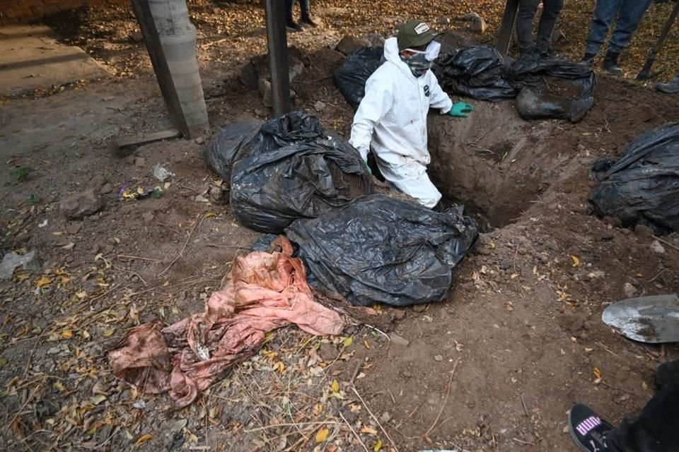 Alrededor de 30 bolsas con restos humanos y siete fosas fueron encontradas en una finca de la privada La Peñita en la Colonia La Piedrera, El Salto.