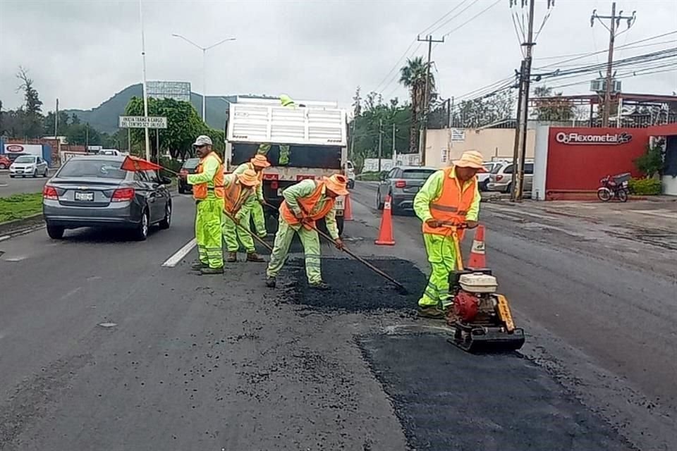 La SCT Jalisco realiza labores de bacheo en diversas carreteras de Jalisco. Ármate de paciencia.