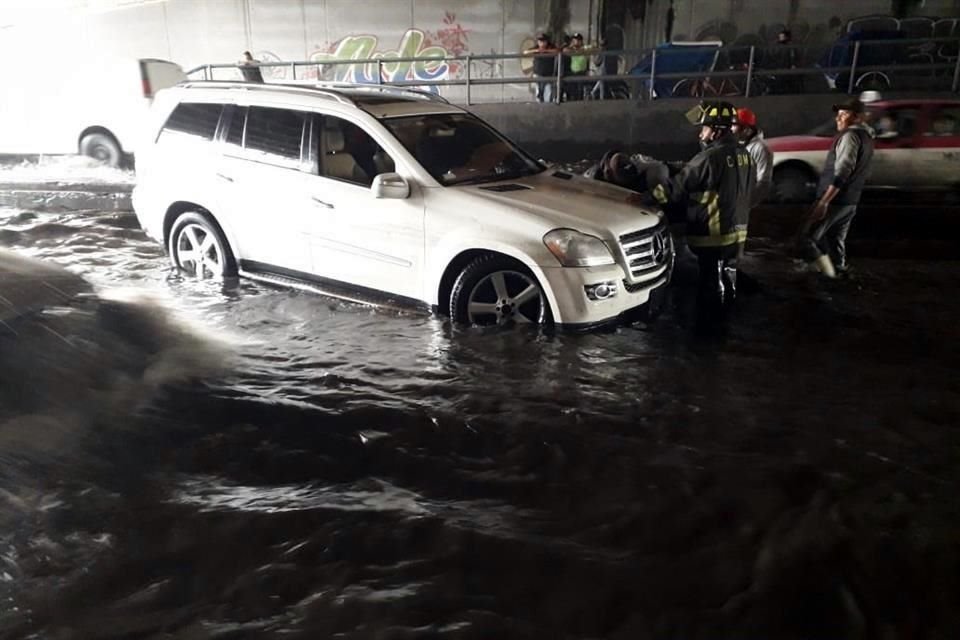 La lluvia de este sábado causó encharcamientos en varios puntos de la ciudad; bajo puente en Eje 10 y México-Puebla, de los más afectados.