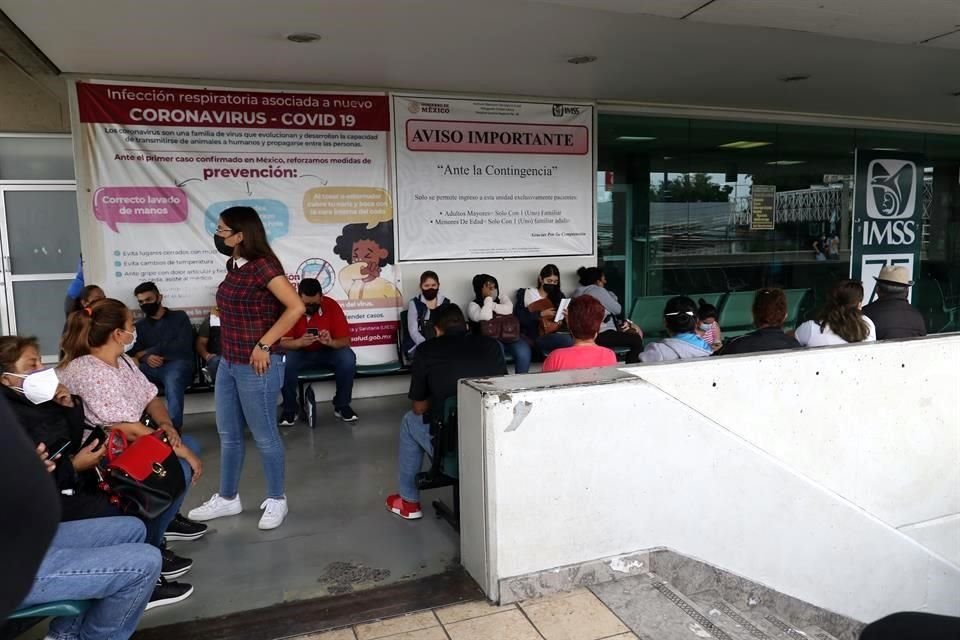 Familiares de pacientes afuera de la clínica 46 del IMSS aguardan por información de los enfermos de Covid-19.